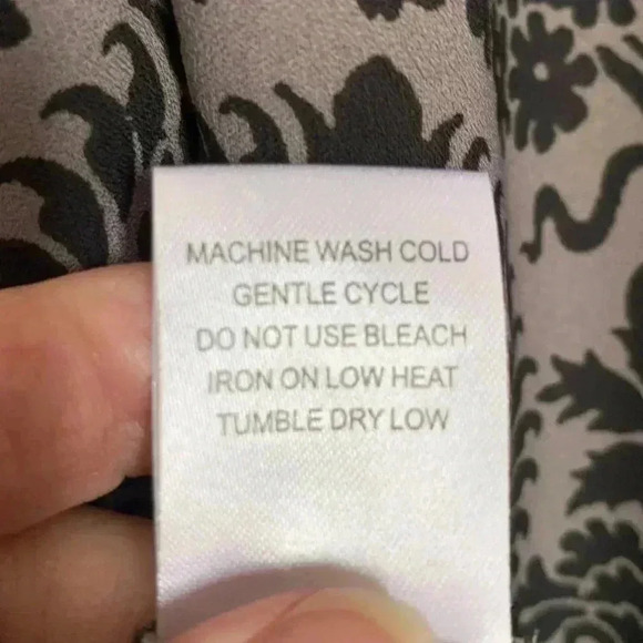 Violet and Claire lightweight tunic with front pleats and back button closure - Picture 8 of 8